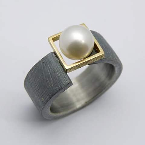 Timeless Elegance: Vintage Pearl Dark Ring