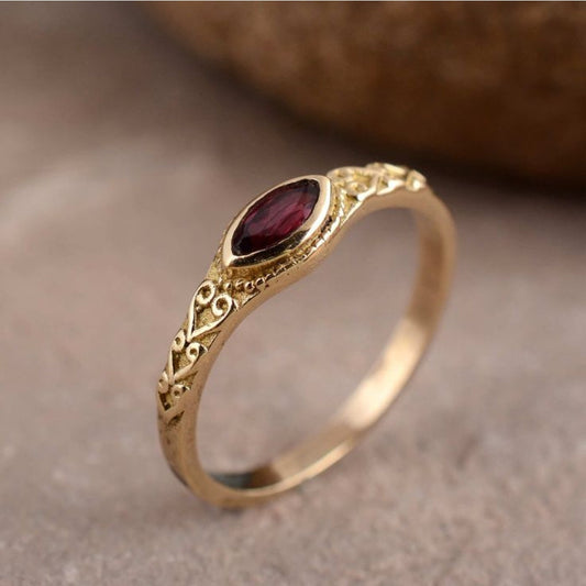 Queen - Vintage Gold Ring with Red Gemstone