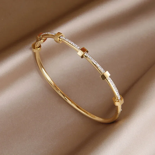 Radiant Gold Bracelet with Moissanite Elegance